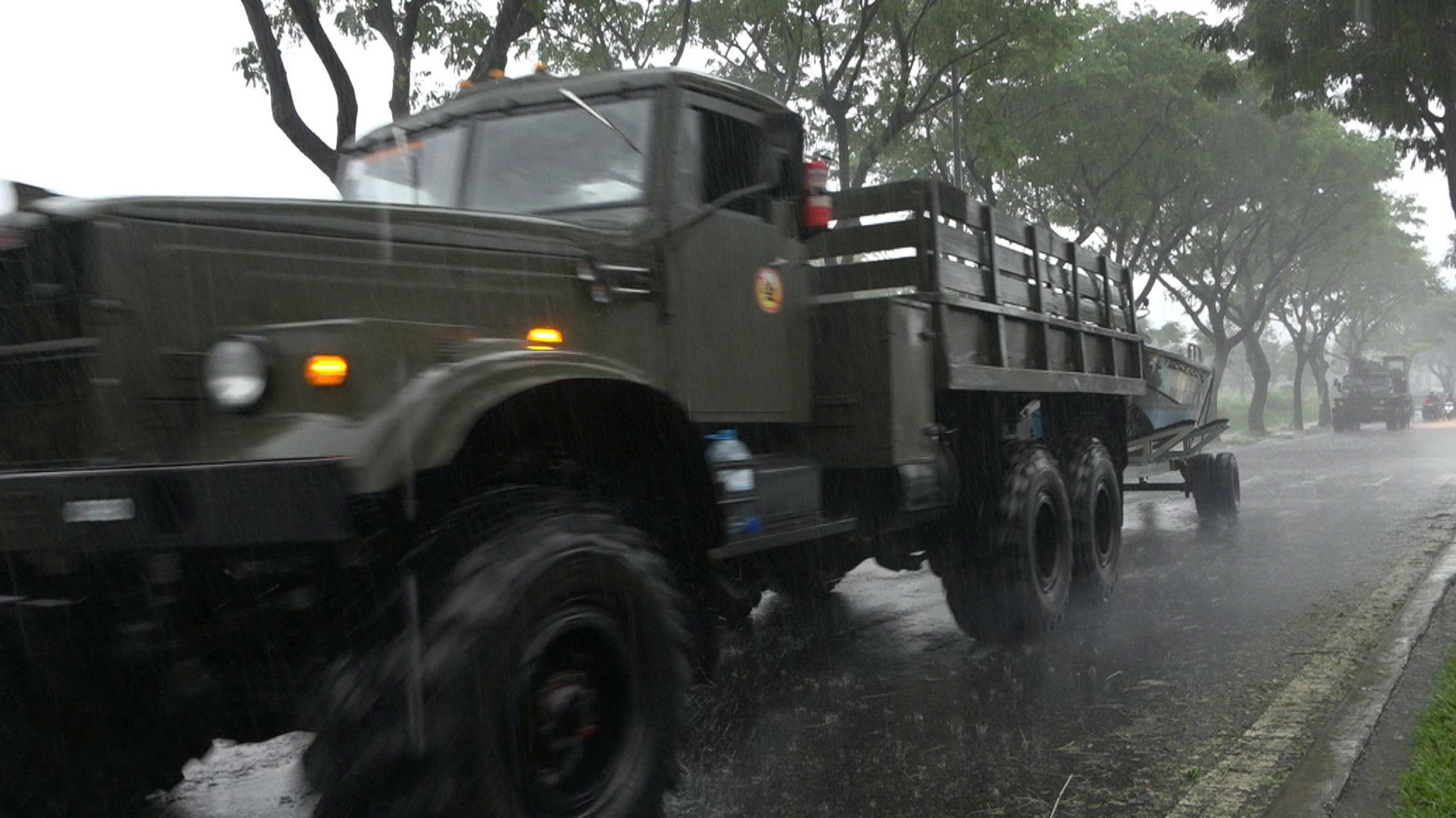 海军第三区特种水陆两用车和船只深入洪水腹地救援孤立地区居民